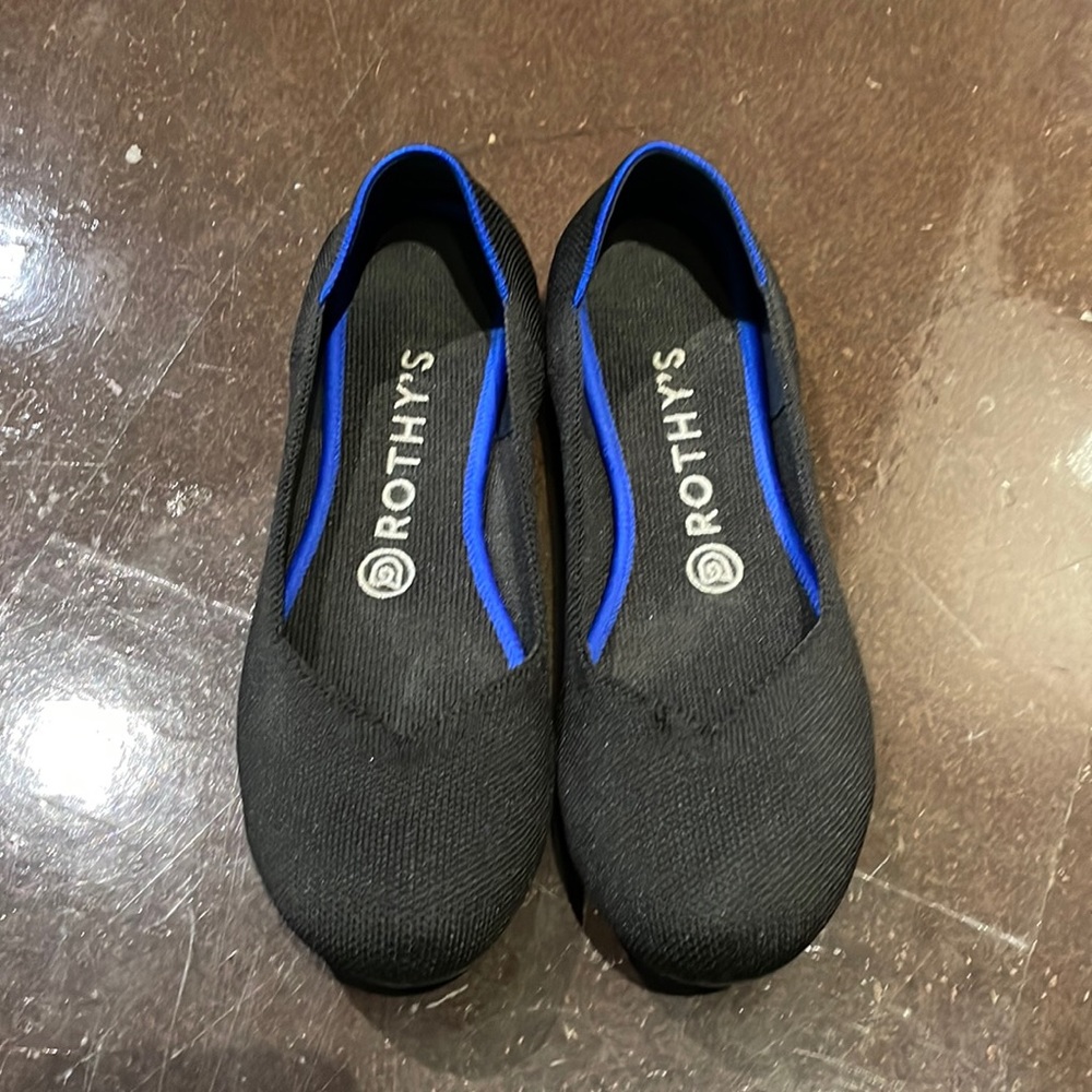 Black round toe Rothys flats